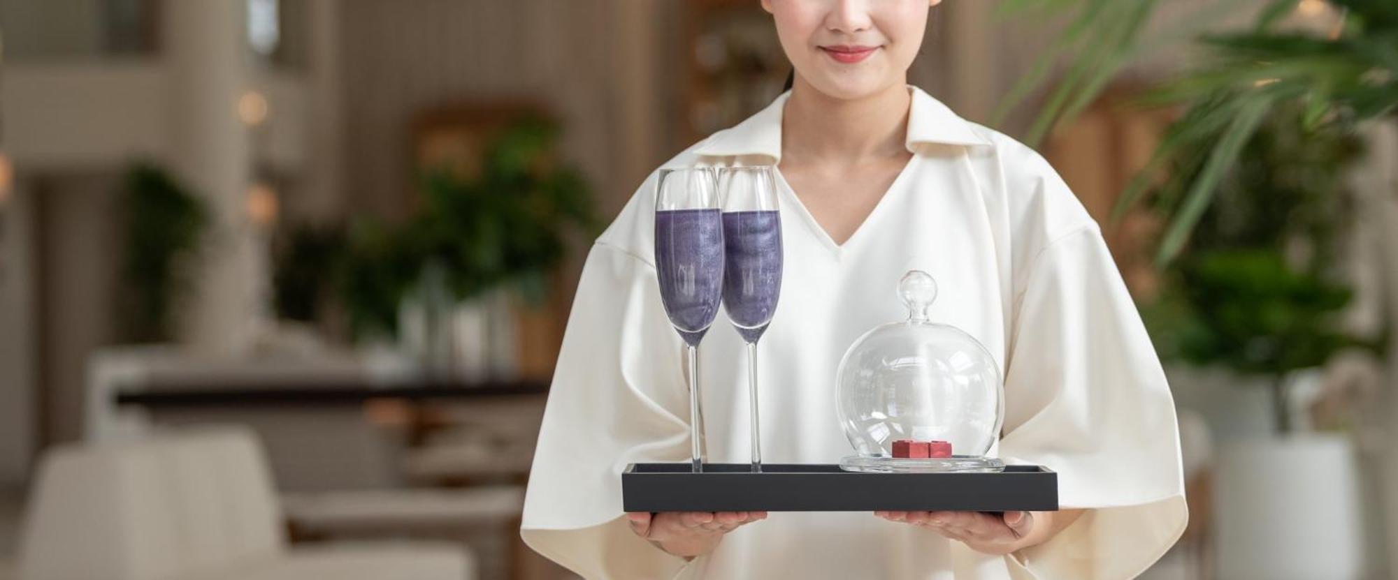 Centara Reserve Samui пляж Чавенг Екстер'єр фото A server holding a tray of wine glasses